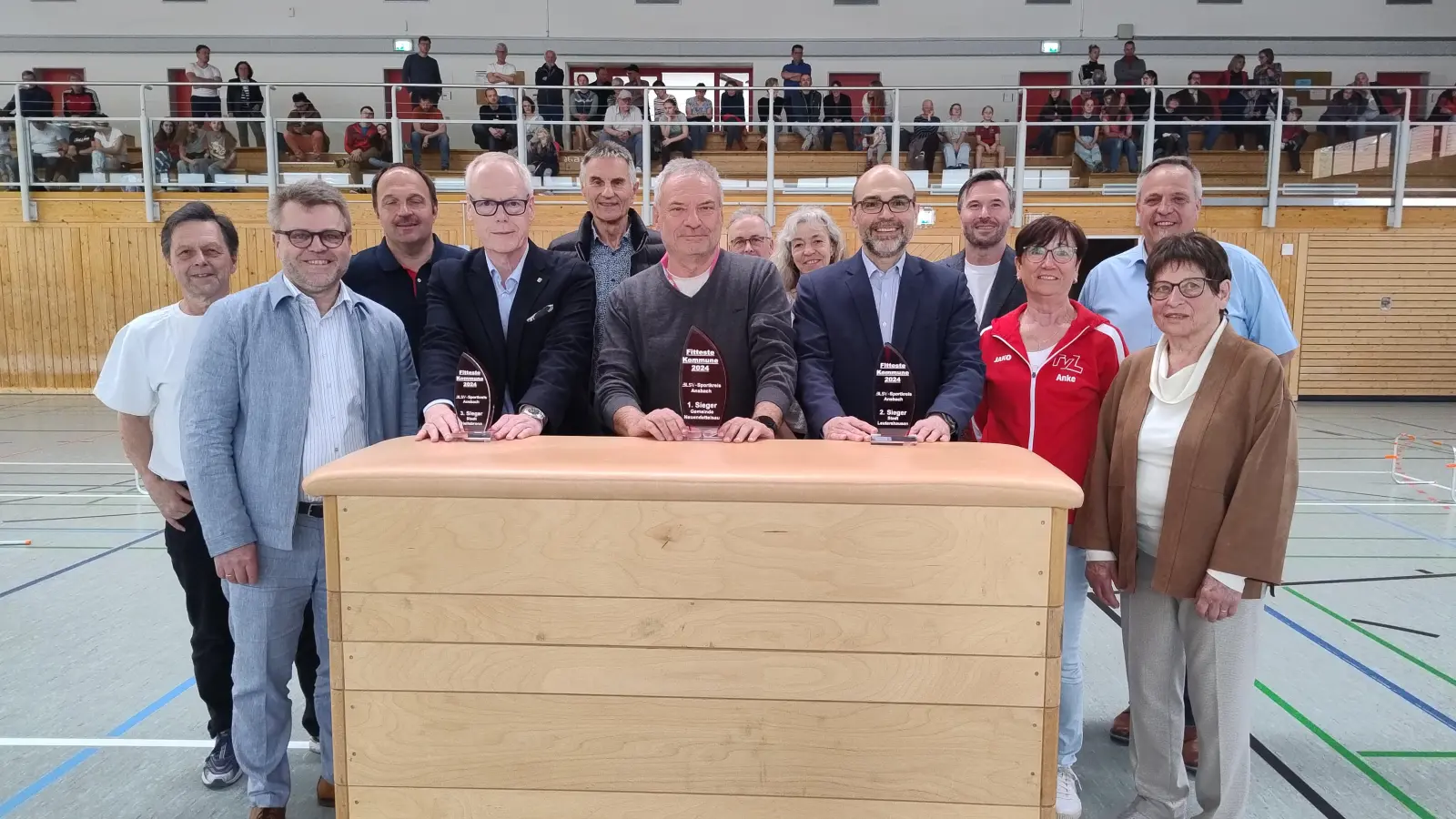 Sie freuten sich über die Auszeichnungen als „fitteste Kommunen“ im Landkreis Ansbach (von links): Helmut Grinda (Heilsbronn), stellvertretender Landrat Horndasch, Andreas Vicedom, Bürgermeister Dr. Pfeiffer (beide Heilsbronn), Rainer Weißmann (Sportkreis Ansbach), Herbert Wedel, Steffen Raum, Wilma Frank (alle Neuendettelsau), Bürgermeister Liebich, Hans-Christian Müller, Anke Schuler, Gundula Habelt (alle Leutershausen) und Bürgermeister Schmoll (Neuendettelsau). (Foto: Eckard Dürr)