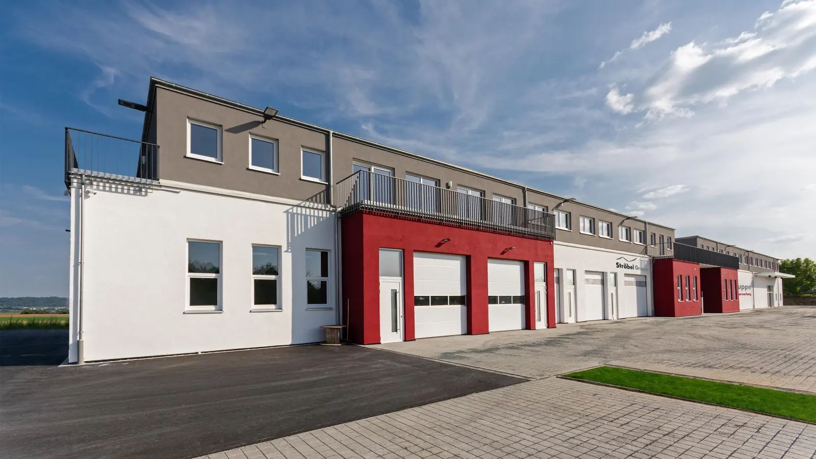 Moderner Neubau mit vollklimatisierten Büroflächen, Lagerflächen für Gewerbetreibende, Einstellmöglichkeiten und Lagerboxen. (Foto: Stefan Reihs – Ströbel Immobilien GmbH)