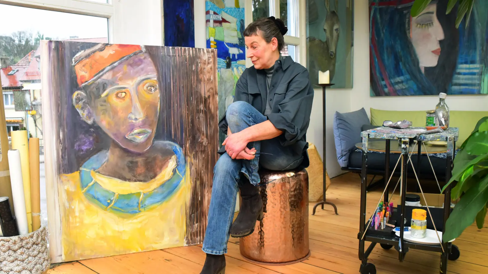 Sybille Fruth lässt Gesehenes, Erlebtes und Unbewusstes in ihre Gemälde einfließen. (Foto: Irmeli Pohl)