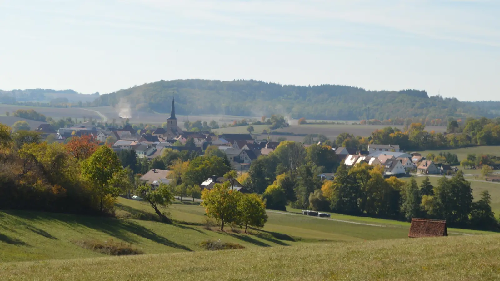 Im idyllisch gelegenen Oberscheinfeld bringen sich nach Ansicht des Bürgermeisters Peter Sendner nicht alle mit demselben Elan ein. (Foto: Florian Jennemann)