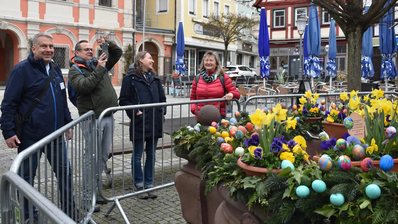 Los ging die Brunnenführung mit Helmut Rupprecht (links) am Neptunbrunnen, der sich derzeit österlich geschmückt präsentiert. (Foto: Ute Niephaus)