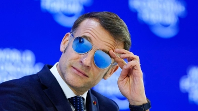 Cooler Auftritt: Frankreichs Präsident Macron sorgt mit Sonnenbrille für Aufsehen in Davos (Foto: Markus Schreiber/AP/dpa)
