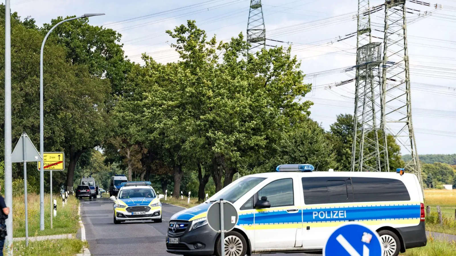 Die Polizei hat den Weg zu den Strommasten weiträumig abgesperrt. (Foto: Frank Hammerschmidt/dpa)