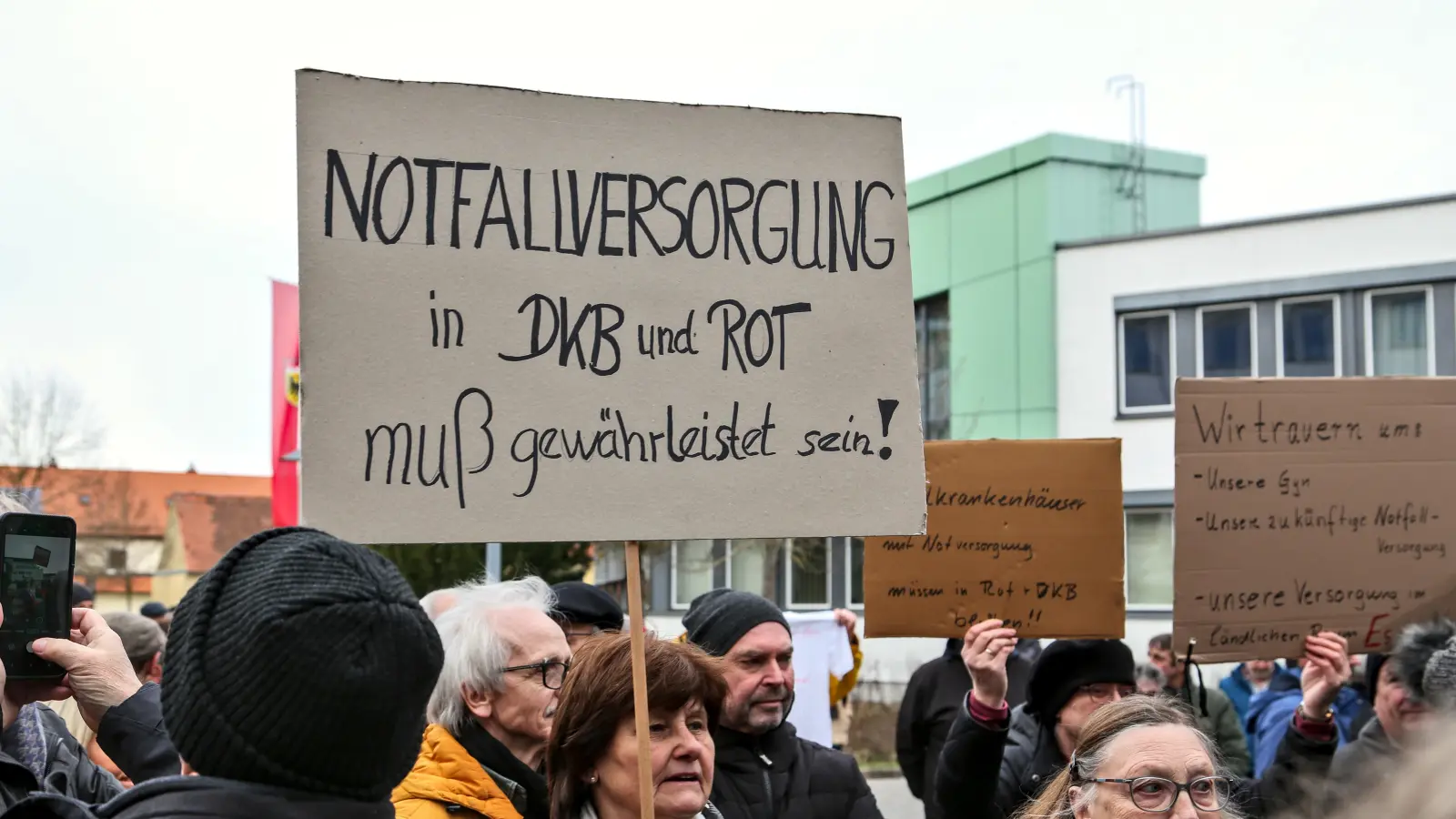 Nicht zum ersten Mal geht die Bevölkerung für den Erhalt der Kliniken auf die Straße. Vor rund einem Jahr beispielsweise wurde vor dem Landratsamt Ansbach demonstriert. (Archivfoto: Tizian Gerbing)