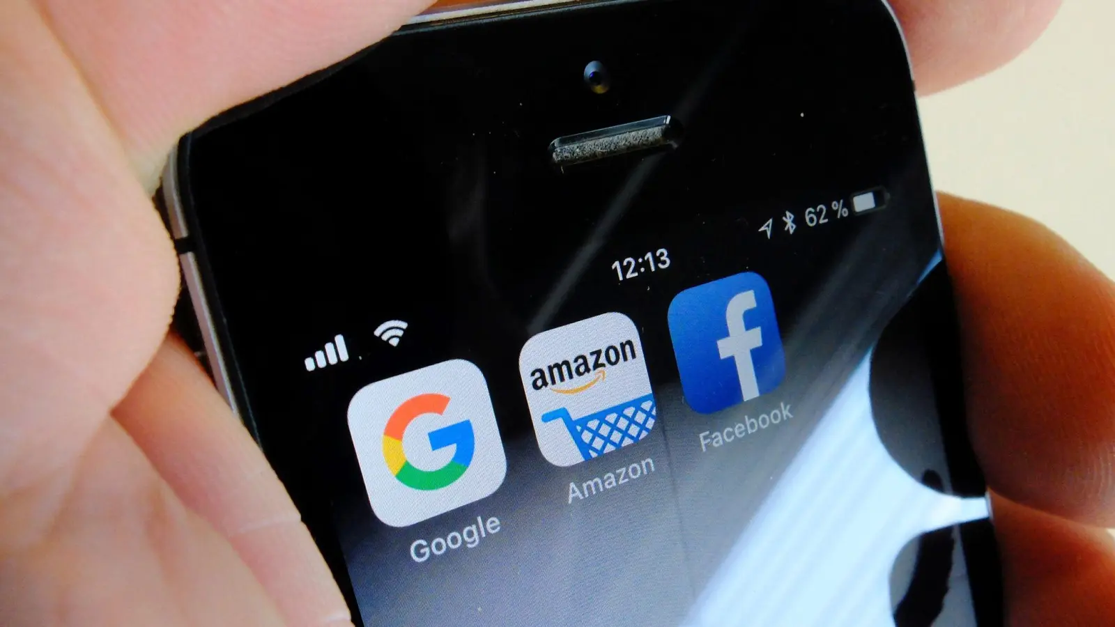 Logos für Apps der US-Internetkonzerne Google , Amazon und Facebook auf einem iPhone. (Foto: Stefan Jaitner/dpa)