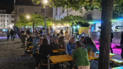 Die Tische des Weindorfs am Johann-Sebastian-Bach-Platz waren laut dem Verantwortlichen Florian Lacher „super gut gefüllt”. Am Samstagabend verweilten einige Gäste bei lauen Temperaturen auch bis in die Dunkelheit. (Foto: Robert Maurer)