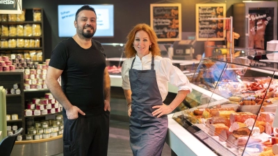 Abbas Sherzad in der Metzgerei, für die er als Fahrer arbeitet. Seine Chefin Bianca Ullrich sagt über ihn: „Er ist ein ganz lieber, aber auch ein sehr zurückhaltender Typ.“ (Foto: Andreas Riedel)