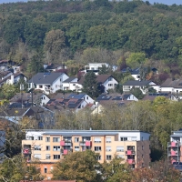 Durch das Wohngebiet am Ansbacher Weinberg ziehen sich viele kleine Wege für Fußgängerinnen und Fußgänger und Radfahrende. Juristisch gesehen gelten sie als Straßen.  (Symbolbild: Manfred Blendinger)