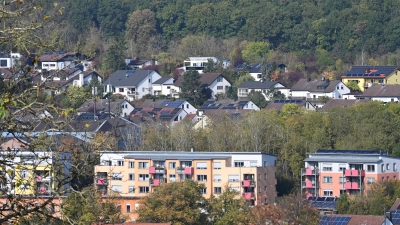 Durch das Wohngebiet am Ansbacher Weinberg ziehen sich viele kleine Wege für Fußgängerinnen und Fußgänger und Radfahrende. Juristisch gesehen gelten sie als Straßen.  (Symbolbild: Manfred Blendinger)