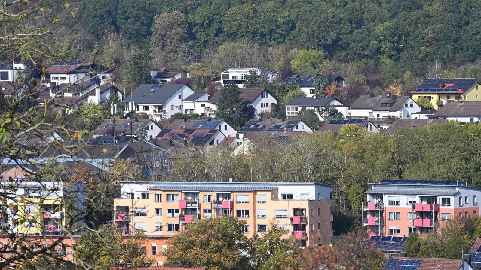 Durch das Wohngebiet am Ansbacher Weinberg ziehen sich viele kleine Wege für Fußgängerinnen und Fußgänger und Radfahrende. Juristisch gesehen gelten sie als Straßen.  (Symbolbild: Manfred Blendinger)