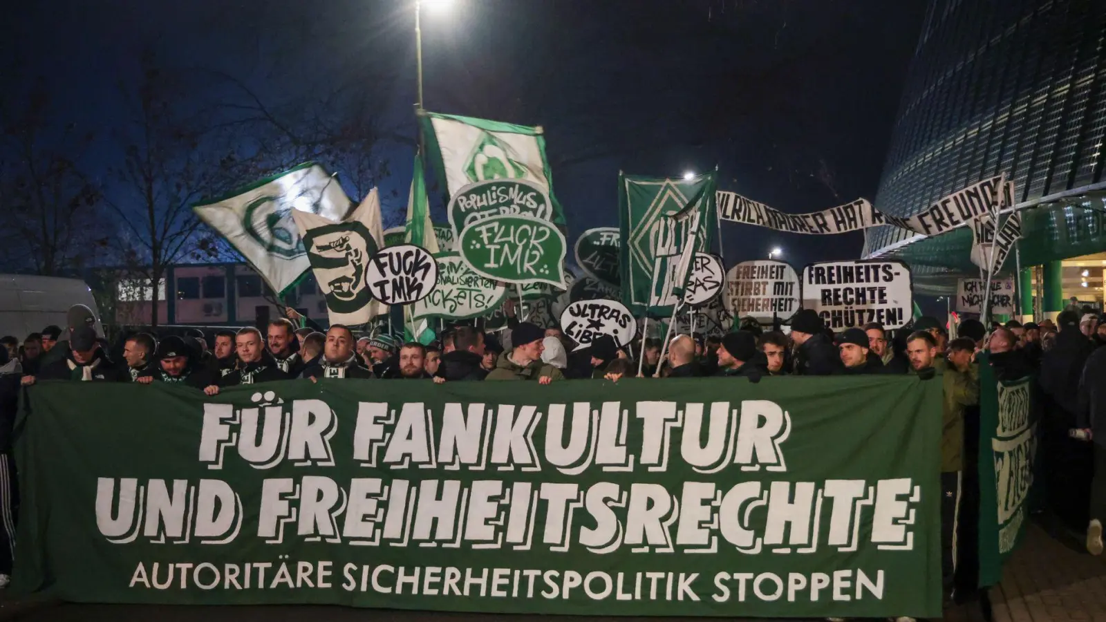 Die Fans hatten wochenlang protestiert. (Archivbild) (Foto: Focke Strangmann/dpa)