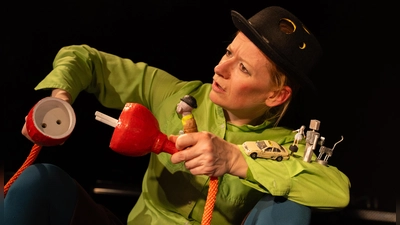 Die Roboter versklaven die Menschen. Wer zieht den Stecker? Sabine Effmert schafft es. (Foto: Verena Trottmann)