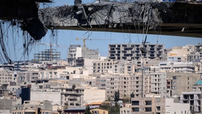 Neben der Bombardierung einer Eisenbahnbrücke waren auch mehrere Autobahnen Ziel von Luftangriffen.  (Foto: Vahid Salemi/AP/dpa)