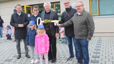 Den Höhepunkt der Einweihungsfeier bildete die symbolische Übergabe des Schlüssels. Darüber freuten sich (von links) Landrat Dr. Jürgen Ludwig, Kindergartenleiterin Doris Rosen, Architekt Wolfgang Obel, Bürgermeister Patrick Ruh und Stadtrat Friedrich Probst. (Foto: Herbert Dinkel)