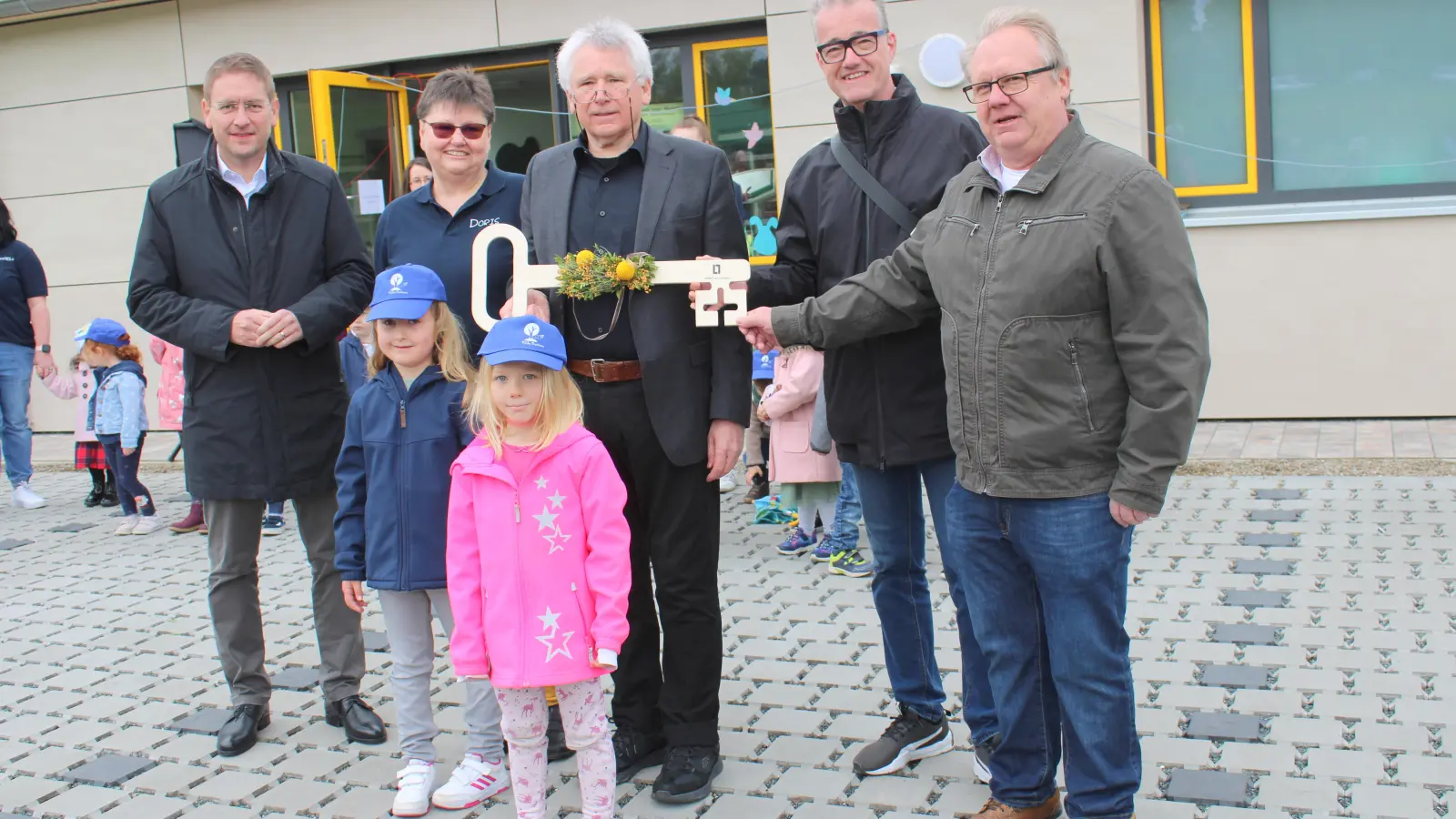 Den Höhepunkt der Einweihungsfeier bildete die symbolische Übergabe des Schlüssels. Darüber freuten sich (von links) Landrat Dr. Jürgen Ludwig, Kindergartenleiterin Doris Rosen, Architekt Wolfgang Obel, Bürgermeister Patrick Ruh und Stadtrat Friedrich Probst. (Foto: Herbert Dinkel)