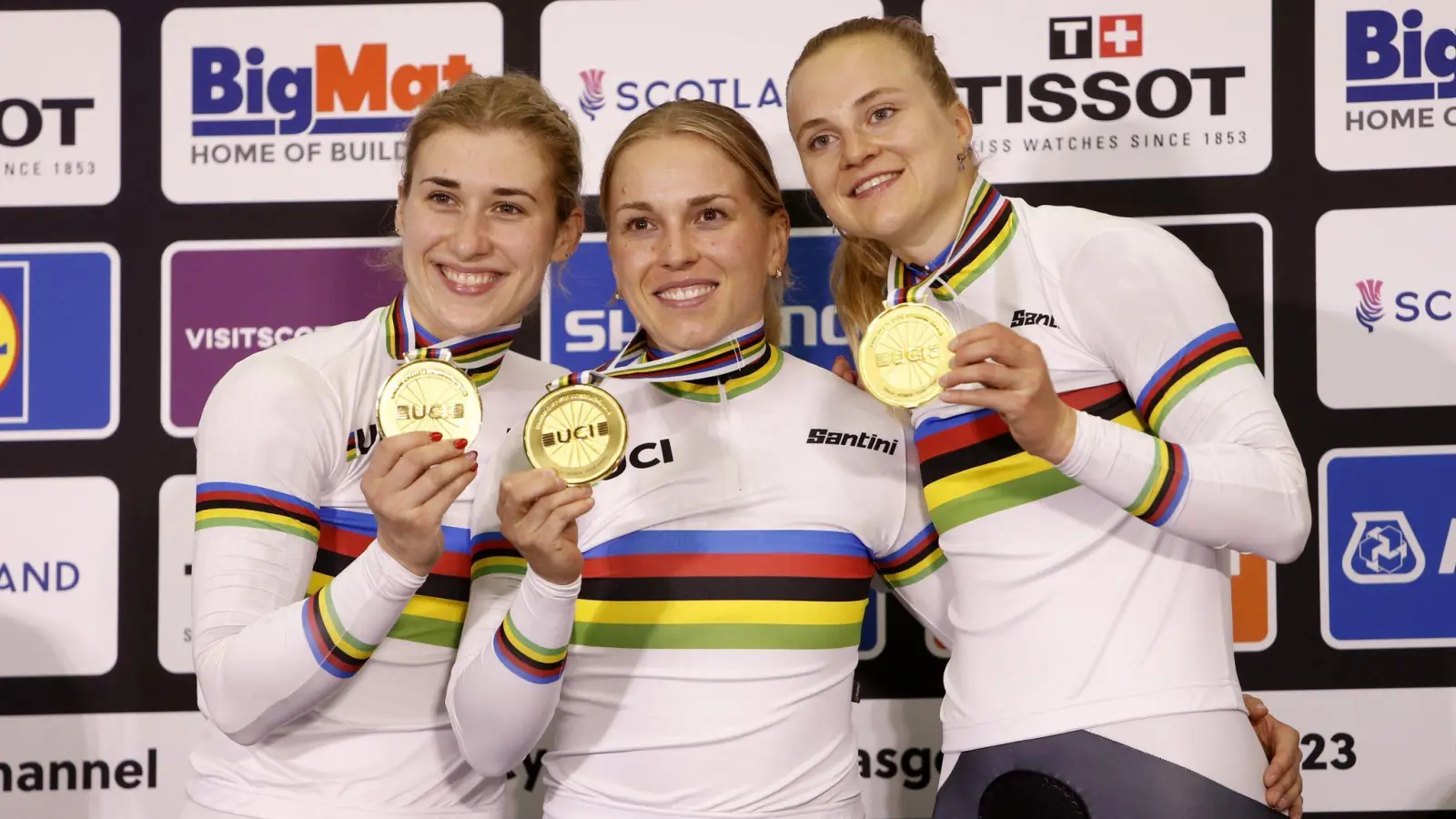 Die deutschen Sprinterinnen Pauline Sophie Grabosch (l-r), Emma Hinze und Lea Friedrich feiern den WM-Sieg. (Foto: Will Matthews/PA Wire/dpa)