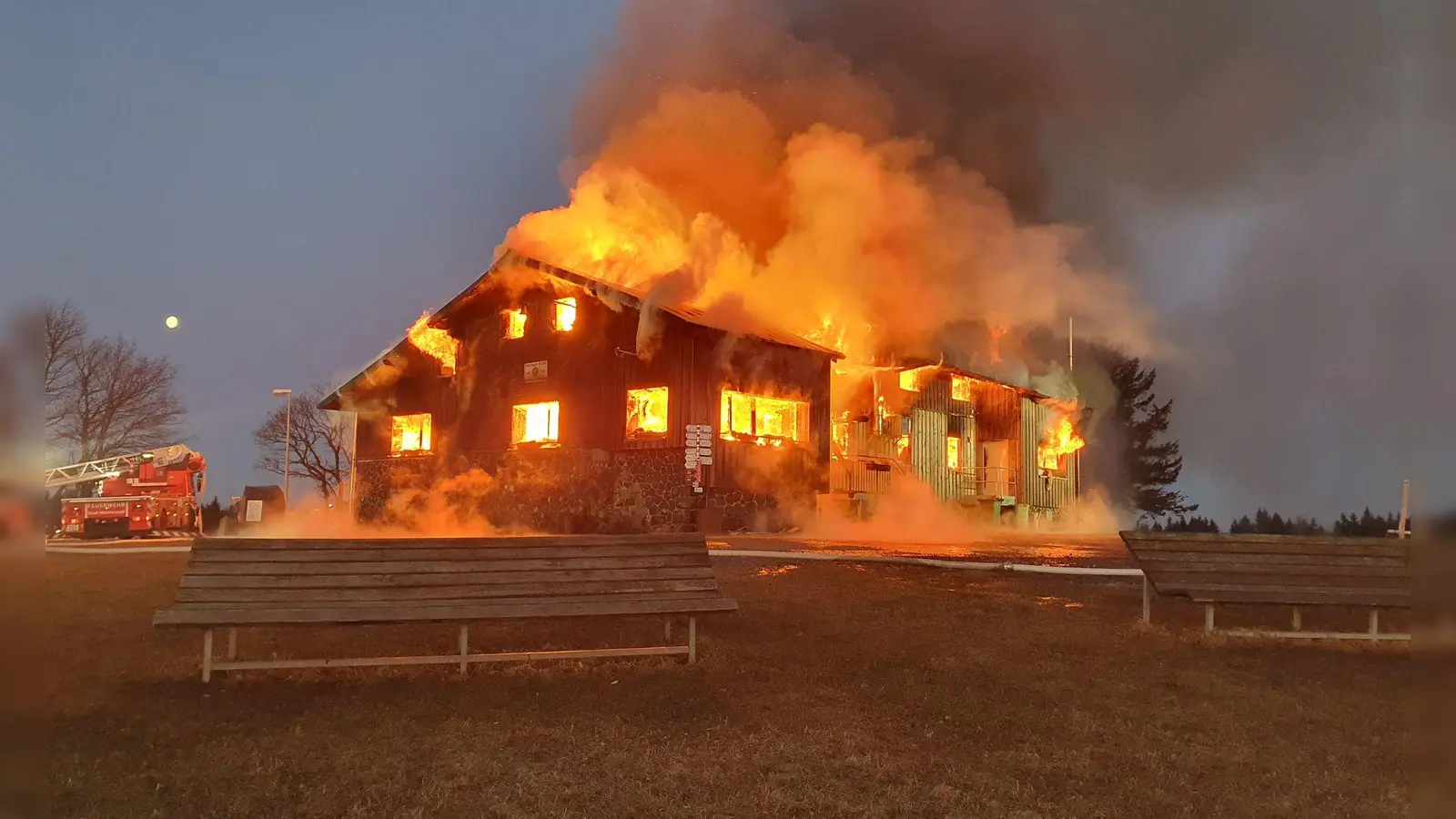 Feuerwehrleute können das Gebäude nicht mehr retten. (Foto: Feuerwehr Bad Brückenau/dpa)