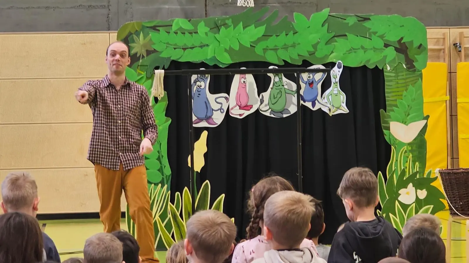 Im Monolog und Dialog mit den Kindern erzählte Schauspieler Paul Frenke vom „Verflixten Käsebrot”. (Foto: Nathalie Zimmer)