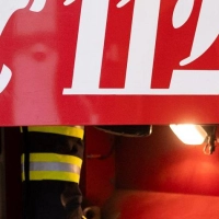 Feuerwehrleute lassen das Wohnhaus kontrolliert abbrennen. (Symbolbild) (Foto: Niklas Treppner/dpa)