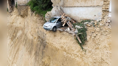 Nach dem schweren Erdrutsch auf Sizilien hängt ein Auto über einem Abgrund.  (Foto: Andrea Petrelli/IPA via ZUMA Press/dpa)