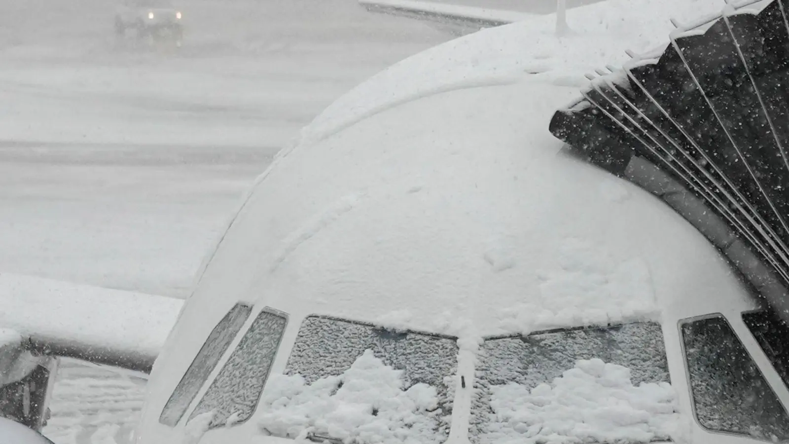 Hunderte Flüge von und nach New York wurden wegen heftigen Winterwetters gestrichen. (Symbolbild) (Foto: Frank Franklin II/AP/dpa)