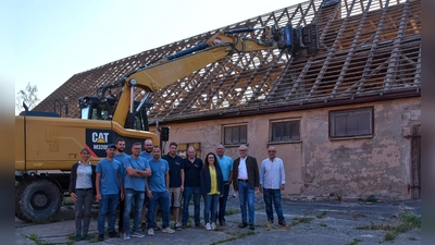 Der Startschuss für das neue Feuerwehrgerätehaus in Mosbach ist gefallen: Über den Projektauftakt freuen sich Politik, Verwaltung und Feuerwehren. (Foto: Stadt Feuchtwangen/Rebecca Weber)