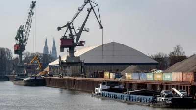 Die sechs Bayernhafen-Standorte schlugen 2024 weniger Güter um. (Archivbild) (Foto: Armin Weigel/dpa)