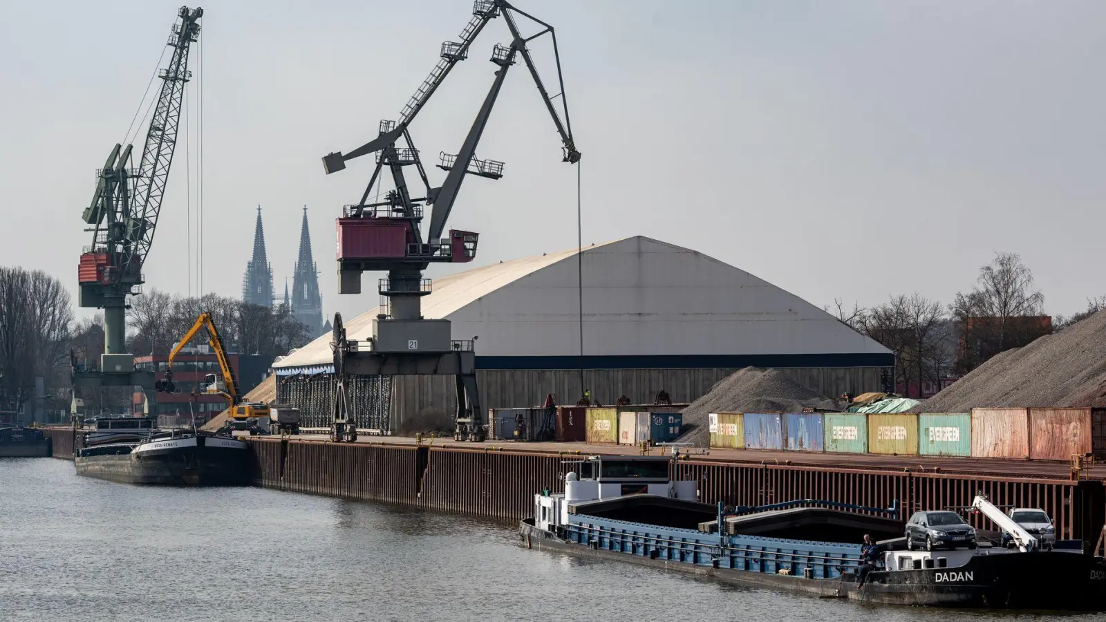 Die sechs Bayernhafen-Standorte schlugen 2024 weniger Güter um. (Archivbild) (Foto: Armin Weigel/dpa)