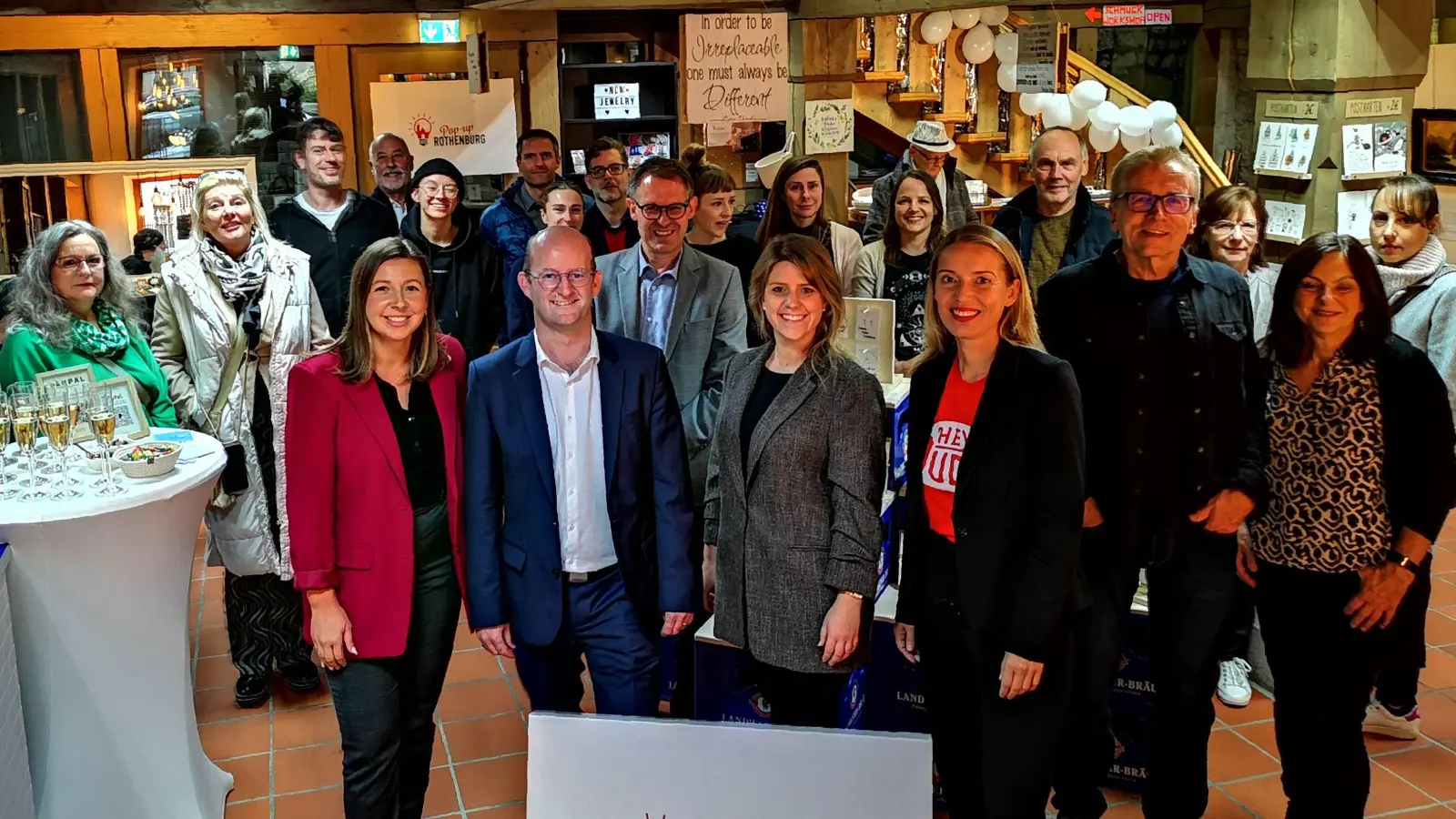 Der Pop-up-Store in der Rödergasse 2-4 ist jetzt in Betrieb. Das Foto entstand bei der Eröffnung. Wer sich dort umschauen möchte, hat nur bis Jahresende Zeit. (Foto: Jürgen Binder)