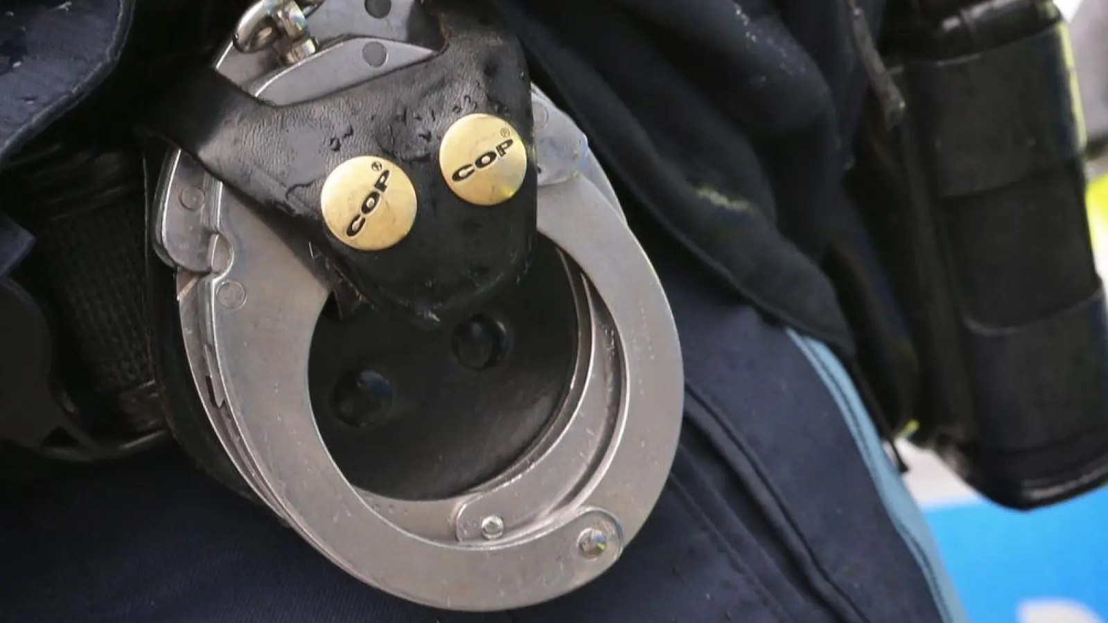 Nach einem Schockanruf nahm die Polizei in München zwei 24 und 59 Jahre alte Männer kurz nach der Geldübergabe fest. (Symbolbild) (Foto: Karl-Josef Hildenbrand/dpa)