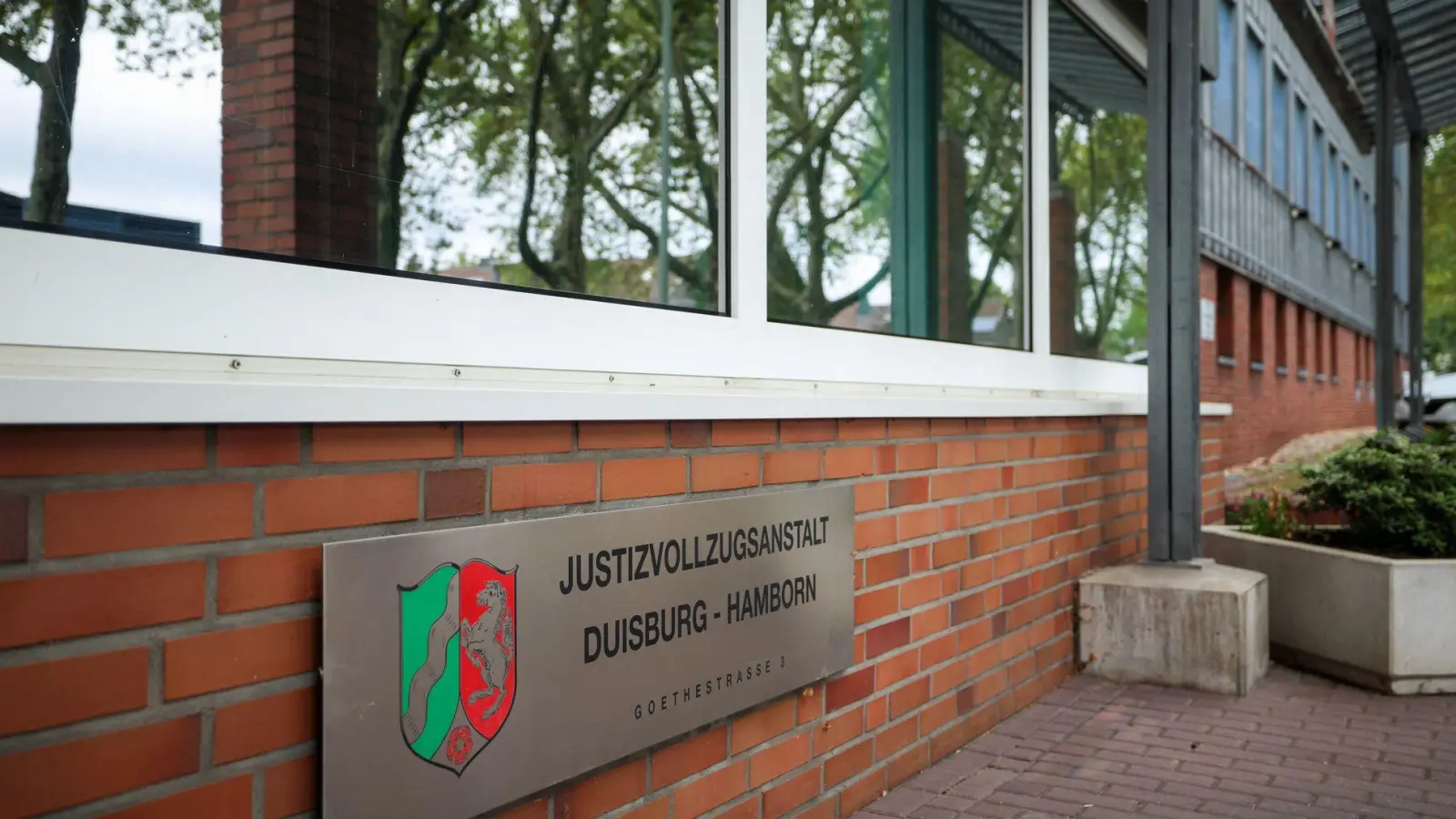 Die JVA Duisburg-Hamborn: Hier floh ein Häftling über das Dach. (Foto: Christoph Reichwein/dpa)