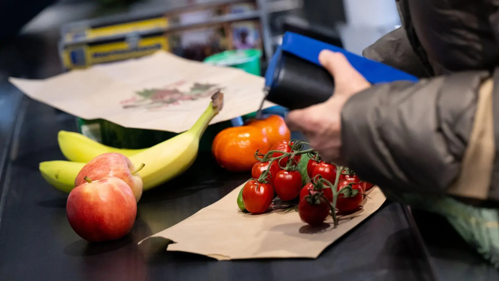 Die seit Monaten hohe Teuerung ist eine Belastung für Verbraucherinnen und Verbraucher - nicht nur an der Kasse im Supermarkt. (Foto: Sven Hoppe/dpa)