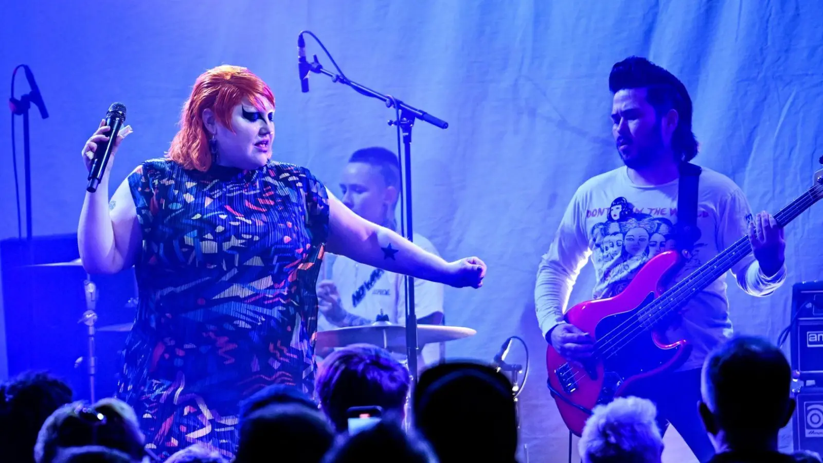 US-Sängerin Beth Ditto und Bassist Ted Kwo in Berlin auf der Bühne. (Foto: Britta Pedersen/dpa)