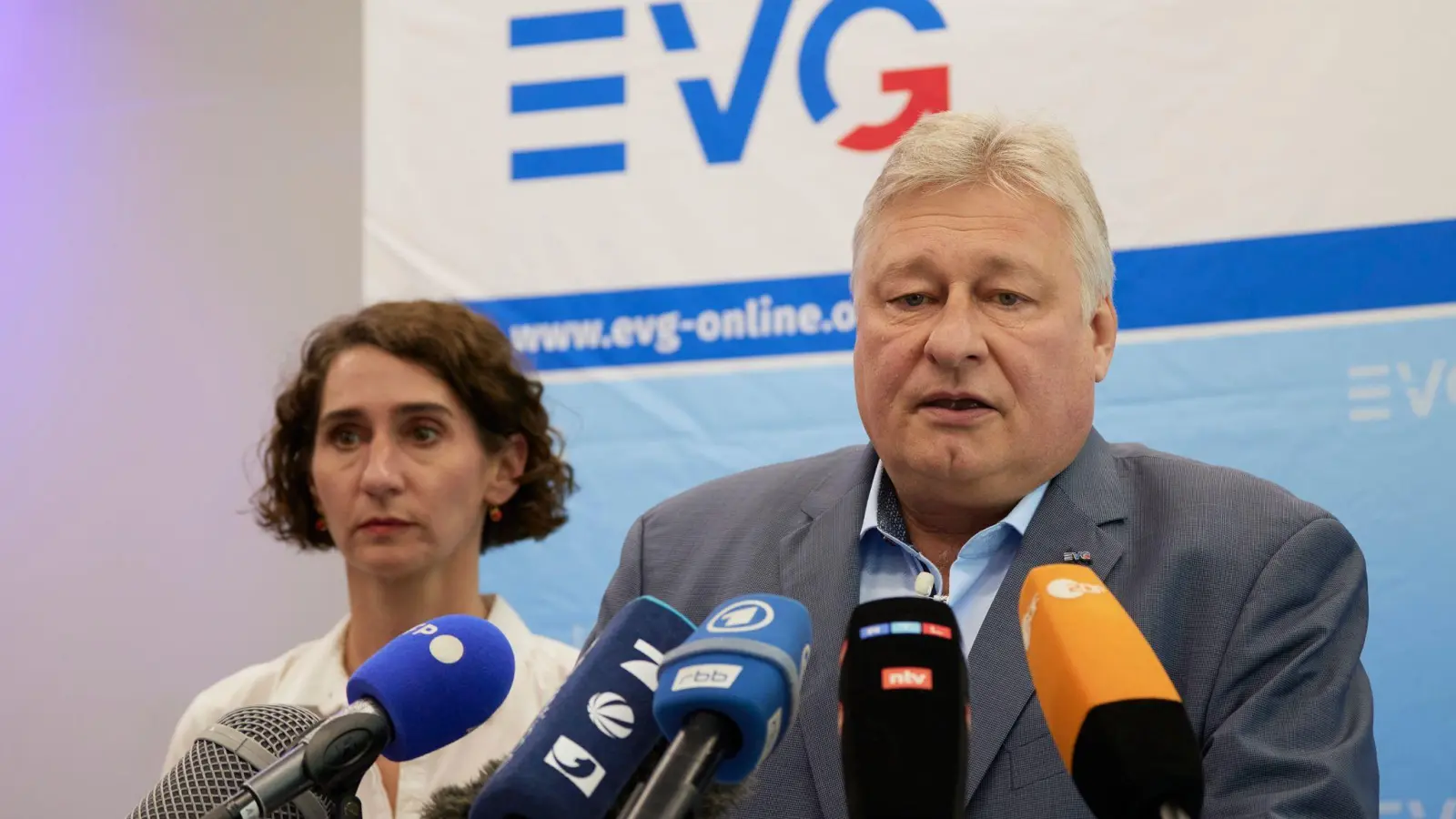 EVG-Tarifvorständin Cosima Ingenschay und der EVG-Vorsitzende Martin Burkert informieren über das weitere Vorgehen im Tarifkonflikt mit der Deutschen Bahn. (Foto: Jörg Carstensen/dpa)