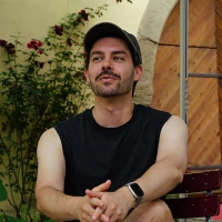 Frank Habatsch ist erstmals am Toppler-Theater zu Gast. In „Achtsam morden” schlüpft er in die Rolle des Björn Diemel. (Foto: Elke Walter)