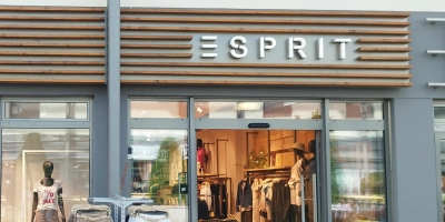 Noch wird in der äußeren Ladenstraße im Brücken-Center Esprit-Bekleidung verkauft. Doch nachdem der Konzern insolvent ist, wird sich das ändern. (Foto: Robert Maurer)