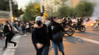 Frauen fliehen bei einem Protest in Teheran vor der Polizei. (Foto: Uncredited/AP/dpa)