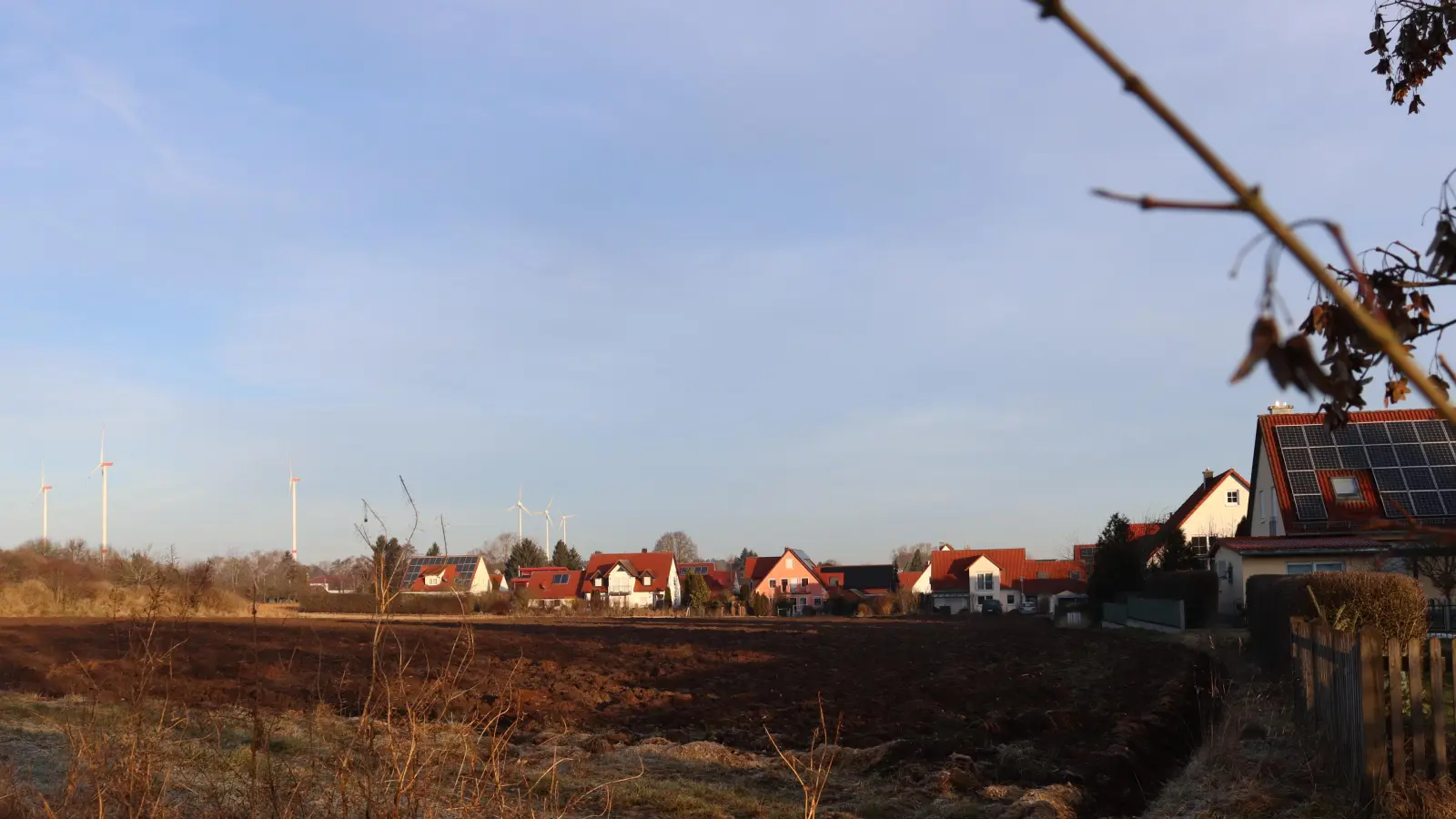 Das Baugebiet Kreutweg II soll sich direkt an das bisherige Baugebiet anschließen. Doch aktuell fehlen noch Grundstücke eines davon ist essenziell. (Foto: Antonia Müller)