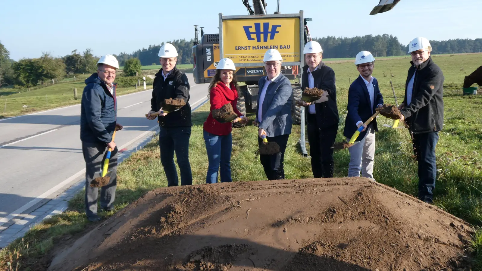 Mit dem symbolischen Spatenstich wurden die Arbeiten für den Radweg zwischen Lammelbach und Sachsbach gestern gestartet: Die Verbindung der beiden Ortsteile von Herrieden und Bechhofen soll bis zum Jahresende fertiggestellt sein. (Foto: Walter Oberhäußer)