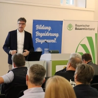 Professor Dr. Bernhard Bauer von der Hochschule Weihenstephan-Triesdorf sprach zu den Anbaustrategien mit Blick auf den Klimawandel. (Foto: Antonia Müller)