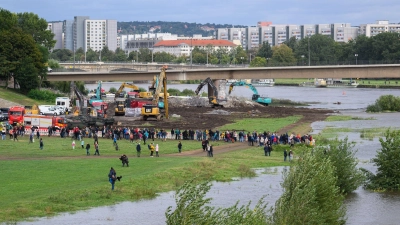 Zahlreiche Schaulustige verfolgen am Elbufer den Abriss der eingestürzten Carolabrücke. (Foto: Robert Michael/dpa)