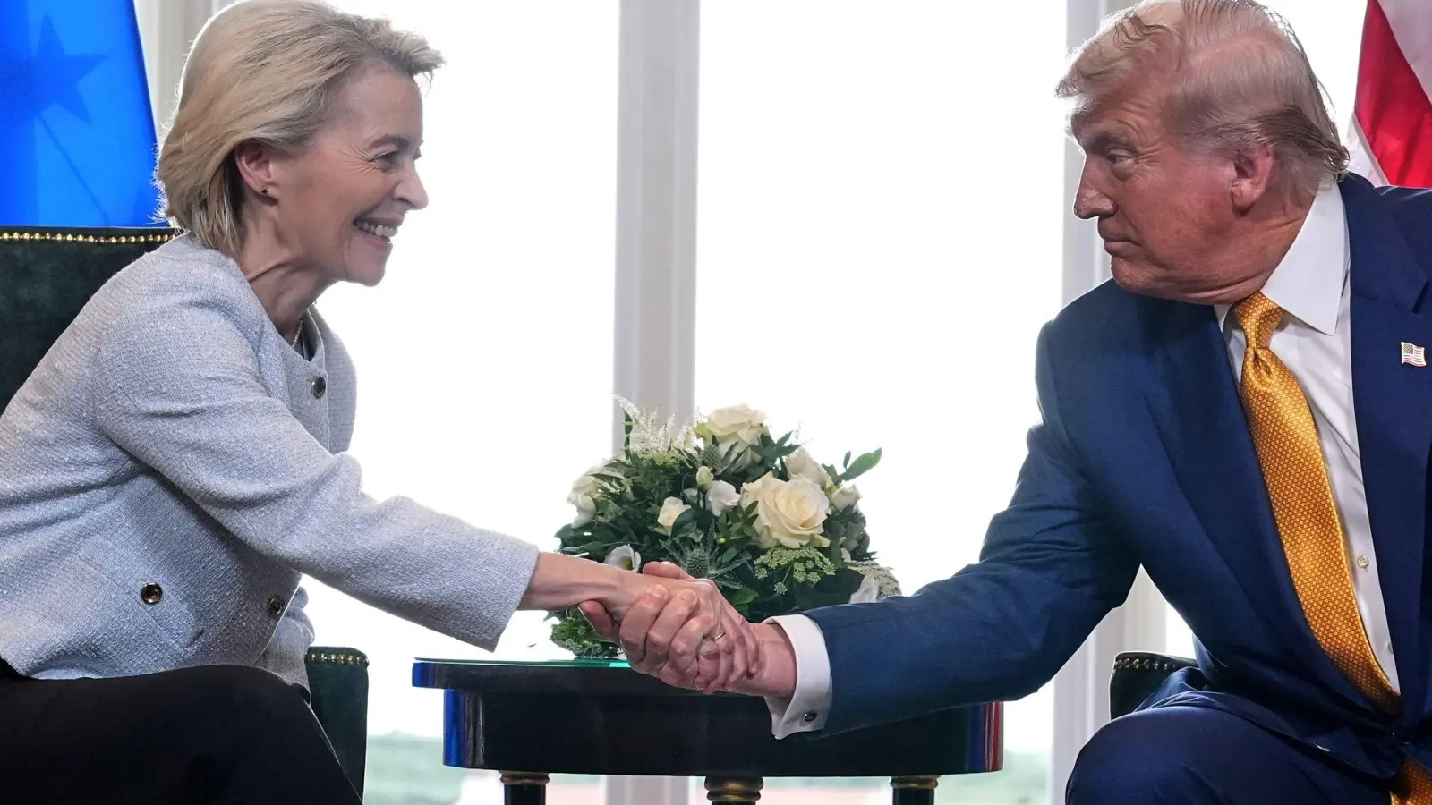 Beim Abschluss des Abkommens in Schottland strahlte EU-Kommissionspräsidentin Ursula von der Leyen. (Archivbild)  (Foto: Jacquelyn Martin/AP/dpa)