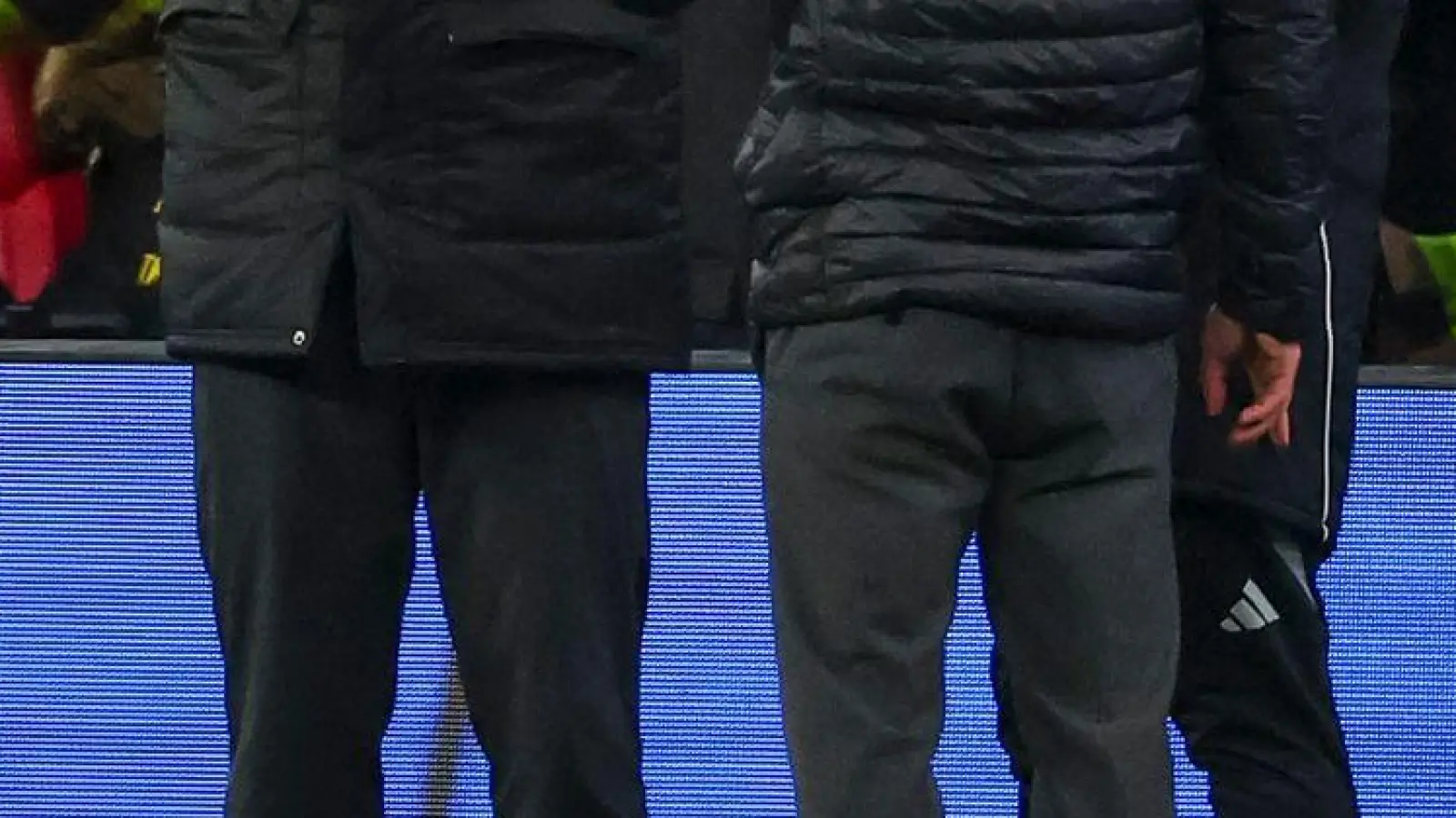 Sportdirektor Sebastian Kehl (3.v.r.) und Trainer Niko Kovac (2.v.r.) diskutieren mit dem vierten Offiziellen Robert Hartmann. (Foto: Jan Woitas/dpa)