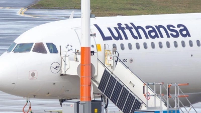 Bleibt heute mit großer Wahrscheinlichkeit am Boden: ein Flieger der Lufthansa am Hamburger Flughafen. (Foto: Bodo Marks/dpa)