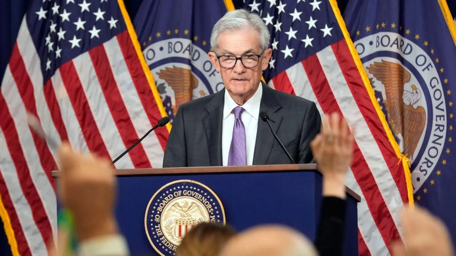 „Die Inflation ist deutlich zurückgegangen, während der Arbeitsmarkt stark geblieben ist, und das sind sehr gute Nachrichten“, sagt Fed-Chef Jerome Powell. (Foto: Susan Walsh/AP/dpa)