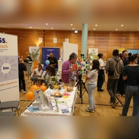 Niedrigschwelliges Angebot: Im Onoldiasaal präsentierten sich diverse Organisationen und versuchten, mit Eltern und Kindern ins Gespräch zu kommen. (Foto: Alexander Biernoth)
