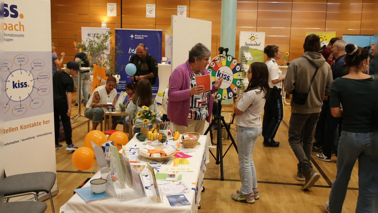 Niedrigschwelliges Angebot: Im Onoldiasaal präsentierten sich diverse Organisationen und versuchten, mit Eltern und Kindern ins Gespräch zu kommen. (Foto: Alexander Biernoth)