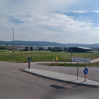 Wenn es nach dem Gemeinderat Oberdachstetten geht, könnte hier bald ein Fachmarktzentrum stehen. Das Foto zeigt das entsprechende Areal. Rechts außerhalb des Bildes verläuft die Bundesstraße. (Foto: Eileen Gillwald)