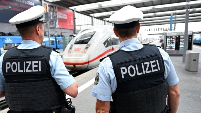 Bundespolizisten sollen die Einhaltung der Verbote an den Bahnhöfen überwachen. (Symbolbild) (Foto: Sven Hoppe/dpa)