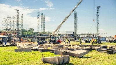 Auf Hochtouren läuft der Aufbau der Hauptbühne auf dem Summer-Breeze-Gelände bei Sinbronn. (Foto: Silverdust/Julian Wiedenhöfer)